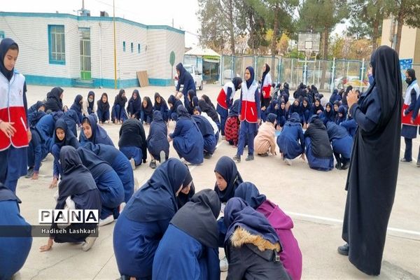 برگزاری کارگاه آموزشی مانور زلزله در دبیرستان فرهیختگان کاشمر