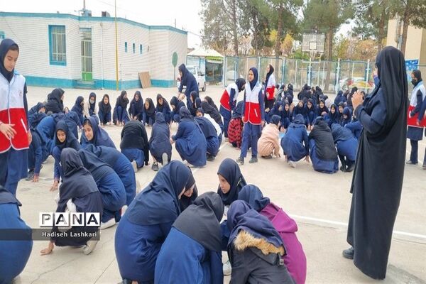 برگزاری کارگاه آموزشی مانور زلزله در دبیرستان فرهیختگان کاشمر