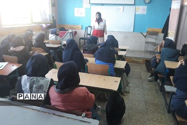 آموزش اقدامات ضروری هنگام زلزله توسط مربی هلال احمر در دبیرستان تربیت رودهن