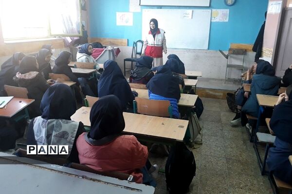 آموزش اقدامات ضروری هنگام زلزله توسط مربی هلال احمر در دبیرستان تربیت رودهن