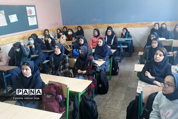 آموزش اقدامات ضروری هنگام زلزله توسط مربی هلال احمر در دبیرستان تربیت رودهن