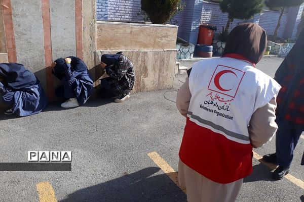 آموزش اقدامات ضروری هنگام زلزله توسط مربی هلال احمر در دبیرستان تربیت رودهن