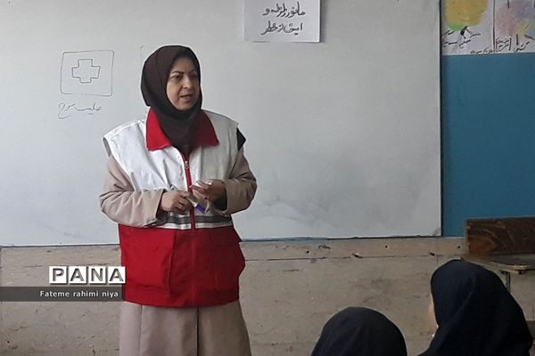 آموزش اقدامات ضروری هنگام زلزله توسط مربی هلال احمر در دبیرستان تربیت رودهن
