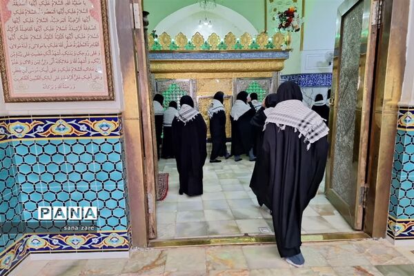 حضور دانش‌آموزان دبستان شهید محسنی فر در امامزاده خدیجه خاتون و زیارت قبور مطهر شهدا