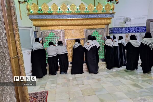 حضور دانش‌آموزان دبستان شهید محسنی فر در امامزاده خدیجه خاتون و زیارت قبور مطهر شهدا