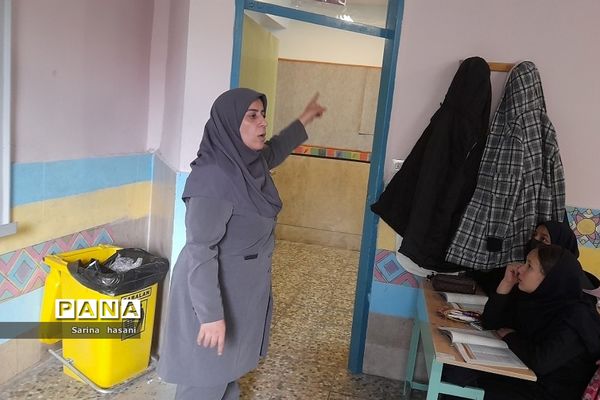 آموزش اقدامات ضروری هنگام وقوع زلزله در دبیرستان آزاده رودهن