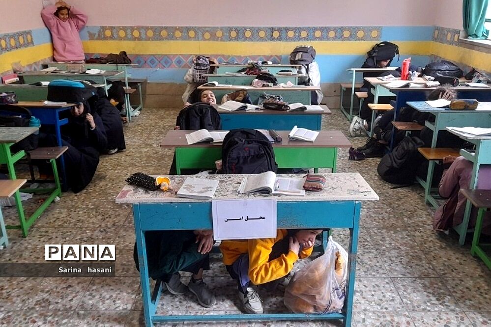 آموزش اقدامات ضروری هنگام وقوع زلزله در دبیرستان آزاده رودهن