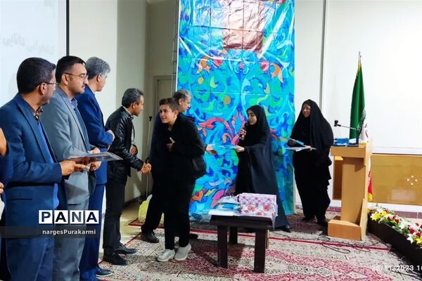 تقدیر از برگزیدگان مسابقات کتاب خوانی آموزش وپرورش ابرکوه
