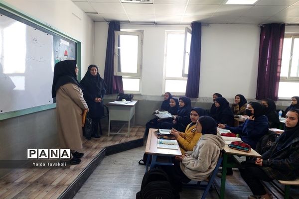 بازدید سرگروه‌ های آموزشی ناحیه یک از دبیرستان هوشیار