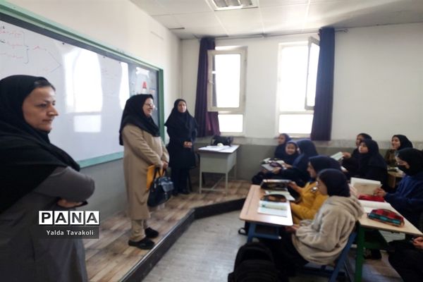 بازدید سرگروه‌ های آموزشی ناحیه یک از دبیرستان هوشیار
