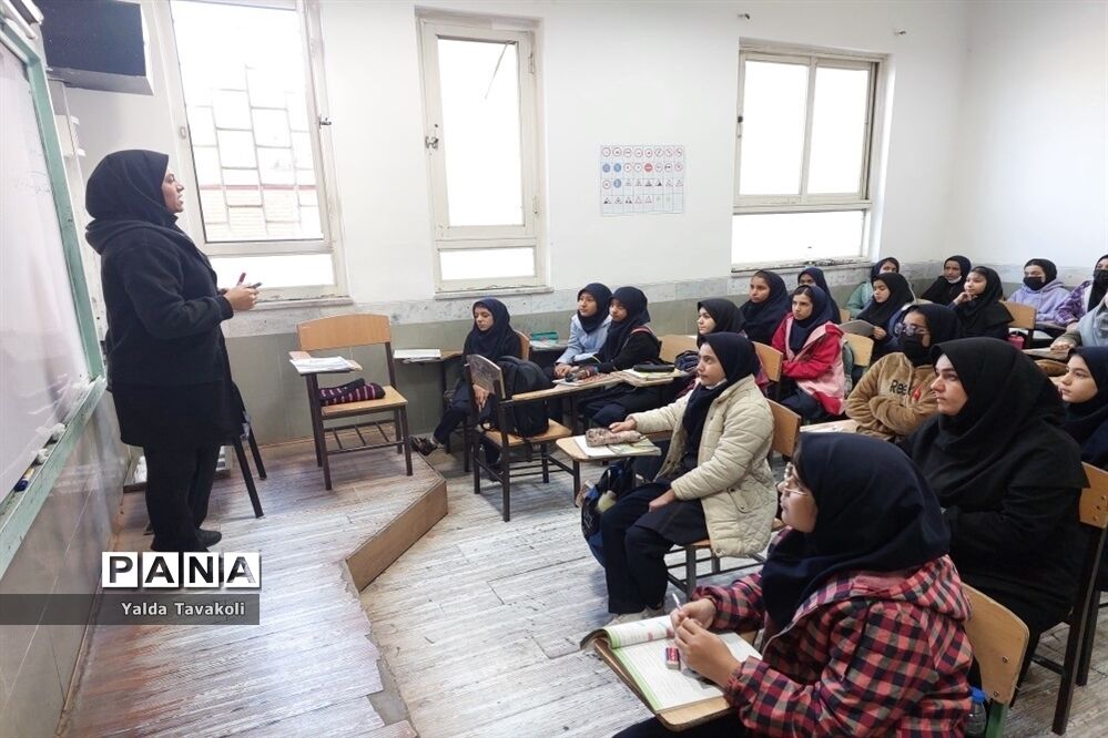 بازدید سرگروه‌ های آموزشی ناحیه یک از دبیرستان هوشیار