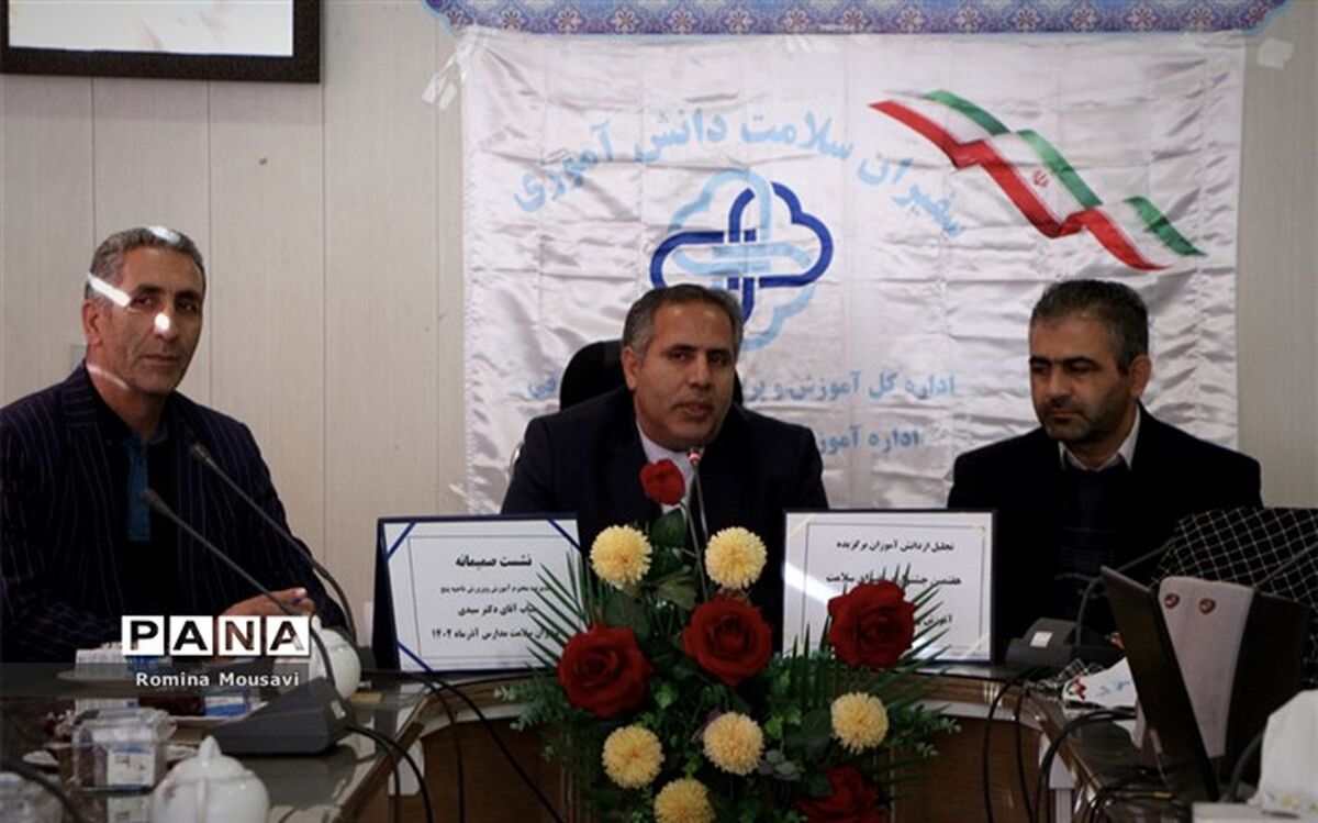 کتاب دانش‌آموز تبریزی در‌ جمع سفیران سلامت رونمایی شد