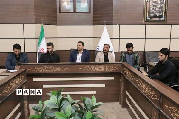 نشست صمیمی دانش‌آموزان نوجوان دارالقرآن امام خمینی (ره) با فرماندار مهریز
