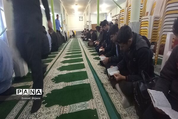 زیارت عاشورا در دبیرستان نمونه آیت الله خامنه‌ای کاشمر