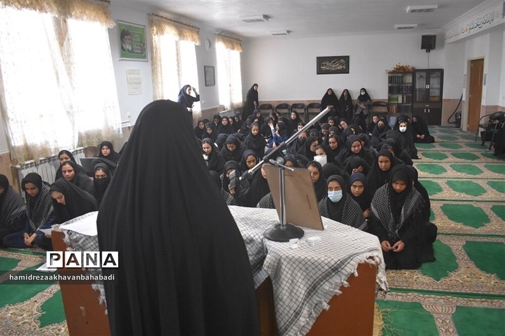 اعزام دانش‌آموزان دختر بهاباد به اردوی راهیان نور