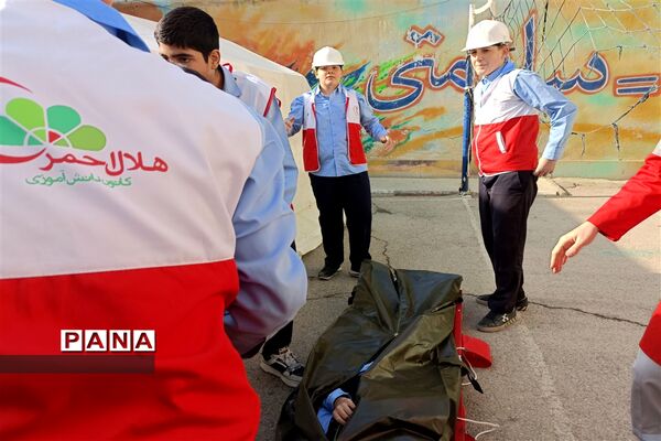 بیست و پنجمین مانور سراسری زلزله در دبیرستان پسرانه هیأت امنایی فرنو شهرقدس