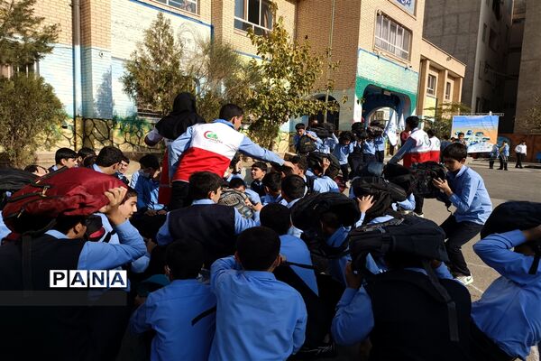 بیست و پنجمین مانور سراسری زلزله در دبیرستان پسرانه هیأت امنایی فرنو شهرقدس