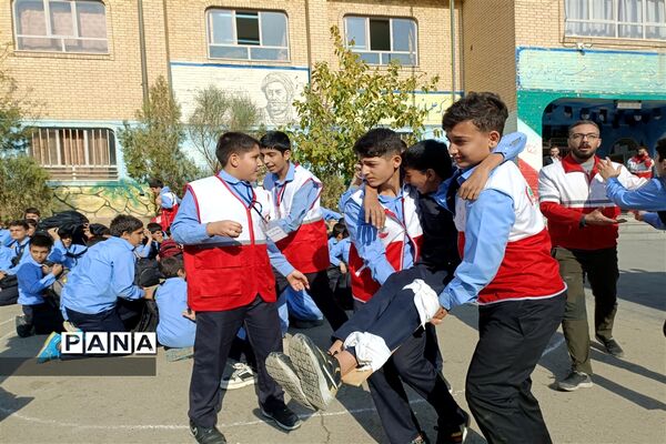 بیست و پنجمین مانور سراسری زلزله در دبیرستان پسرانه هیأت امنایی فرنو شهرقدس