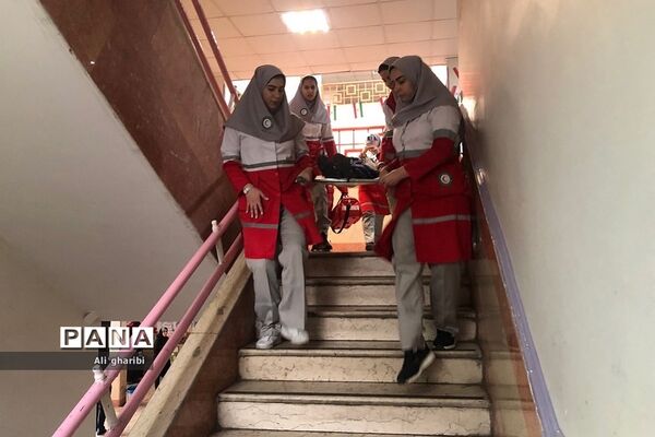 برگزاری مانور سراسری زلزله در دبستان هجده دی ناحیه 2 ری