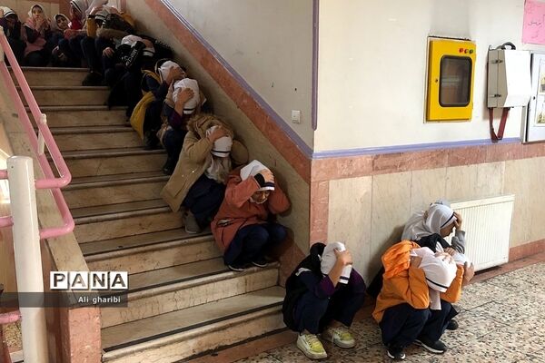 برگزاری مانور سراسری زلزله در دبستان هجده دی ناحیه 2 ری