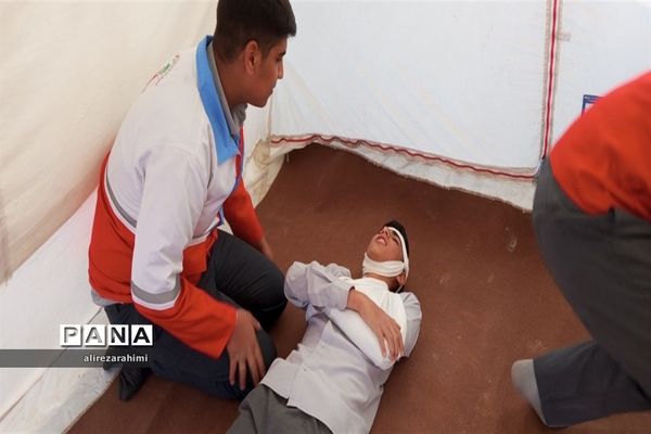 آیین نمادین مانور زلزله در دبیرستان شهید مطهری شهرستان فیروزکوه