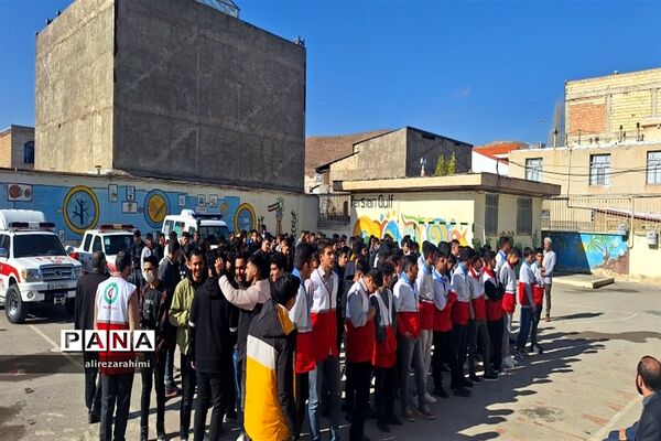 آیین نمادین مانور زلزله در دبیرستان شهید مطهری شهرستان فیروزکوه