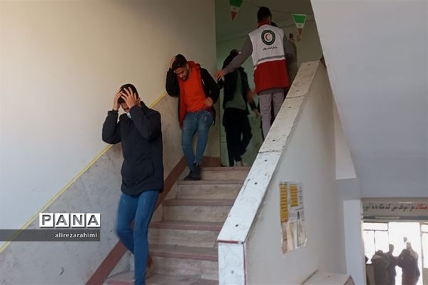 آیین نمادین مانور زلزله در دبیرستان شهید مطهری شهرستان فیروزکوه