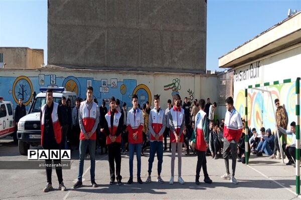 آیین نمادین مانور زلزله در دبیرستان شهید مطهری شهرستان فیروزکوه