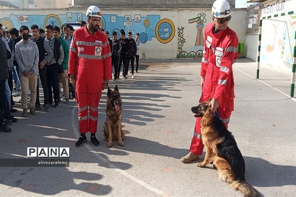 آیین نمادین مانور زلزله در دبیرستان شهید مطهری شهرستان فیروزکوه