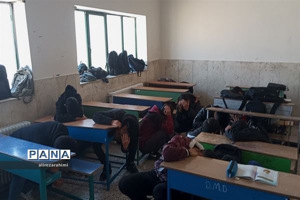 آیین نمادین مانور زلزله در دبیرستان شهید مطهری شهرستان فیروزکوه