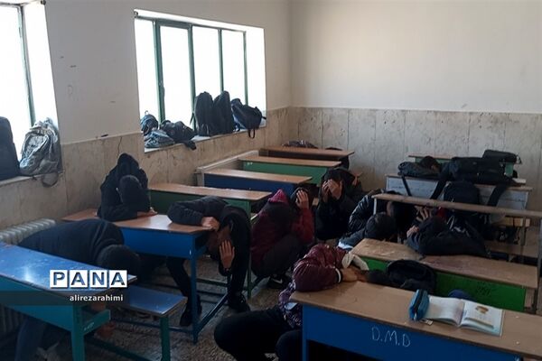 آیین نمادین مانور زلزله در دبیرستان شهید مطهری شهرستان فیروزکوه