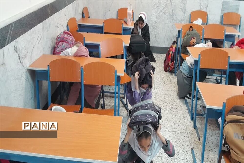 بیست و پنجمین مانور زلزله و ایمنی در دبستان دخترانه حضرت رقیه آزادمون‌ محمودآباد