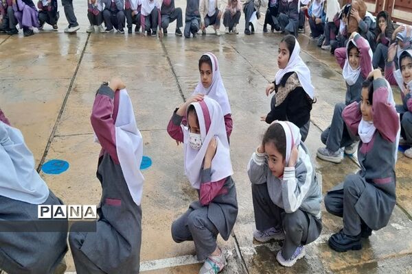 بیست و پنجمین مانور زلزله و ایمنی در دبستان دخترانه حضرت رقیه آزادمون‌ محمودآباد