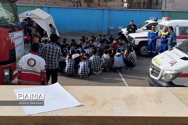 برگزاری مانور زلزله درمدارس کهریزک و باقرشهر