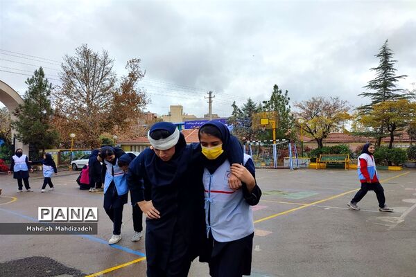 بیست و پنجمین مانور سراسری زلزله در دبیرستان آرمینه مصلی نژاد