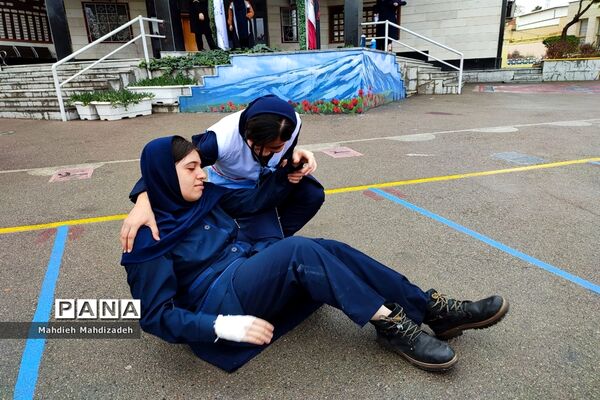 بیست و پنجمین مانور سراسری زلزله در دبیرستان آرمینه مصلی نژاد