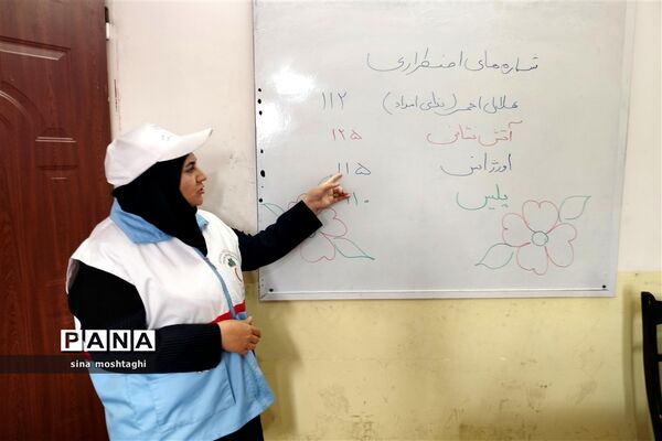 اجرای مانور زلزله همزمان با سراسر  کشور دبستان  مهر راستین شهرستان بجنورد