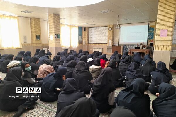 جلسه اولیا و دانش‌آموزان در دبیرستان نمونه محبوبی مهریز