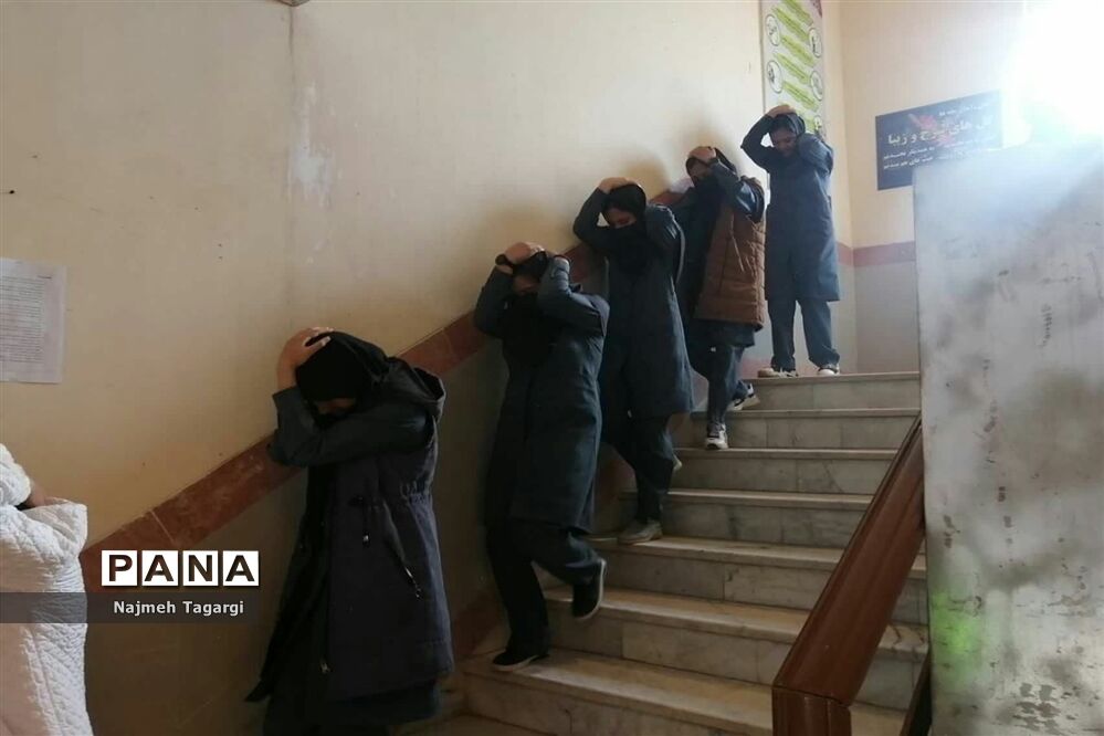 بیست و پنجمین دوره مانور زلزله در مدارس سطح شهرستان مه ولات
