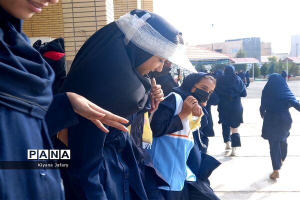 برگزاری بیست وپنجمین مانور سراسری زلزله و ایمنی در دبیرستان مرحوم فخرایی