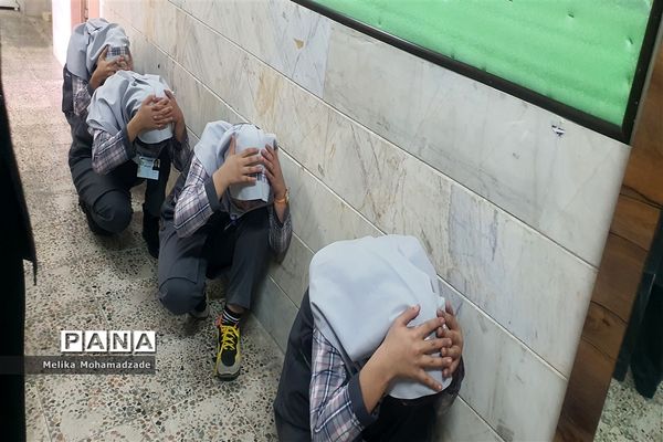 برگزاری کارگاه آموزشی مانور زلزله ویژه دانش‌آموزان و والدین دبستان معلم  و هدف شهرستان کاشمر