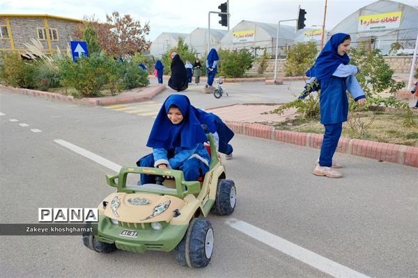 بازدید دانش‌آموزان مدرسه شهید خاقانی شیروان از بوستان ترافیک و گلخانه گل و گیاه و دریافت کارت همیار پلیس