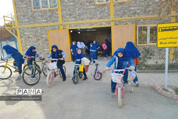 بازدید دانش‌آموزان مدرسه شهید خاقانی شیروان از بوستان ترافیک و گلخانه گل و گیاه و دریافت کارت همیار پلیس