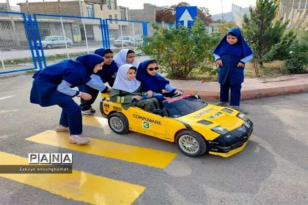 بازدید دانش‌آموزان مدرسه شهید خاقانی شیروان از بوستان ترافیک و گلخانه گل و گیاه و دریافت کارت همیار پلیس