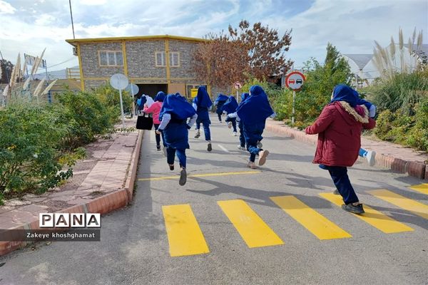 بازدید دانش‌آموزان مدرسه شهید خاقانی شیروان از بوستان ترافیک و گلخانه گل و گیاه و دریافت کارت همیار پلیس