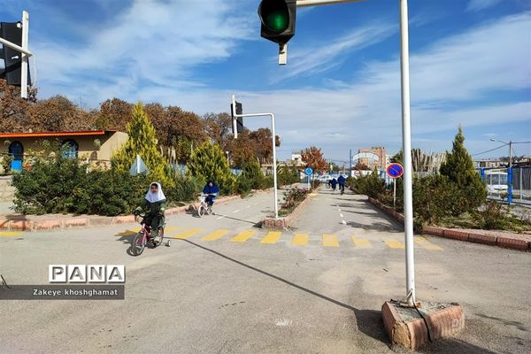 بازدید دانش‌آموزان مدرسه شهید خاقانی شیروان از بوستان ترافیک و گلخانه گل و گیاه و دریافت کارت همیار پلیس