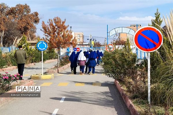 بازدید دانش‌آموزان مدرسه شهید خاقانی شیروان از بوستان ترافیک و گلخانه گل و گیاه و دریافت کارت همیار پلیس