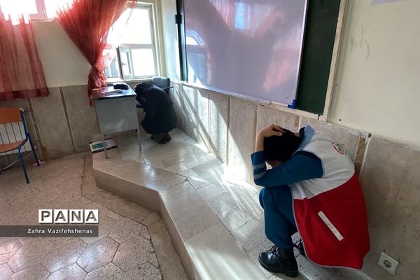 اجرای مانور پناهگیری ایمن و خروج اضطراری در دبیرستان شهید‌همت شهرستان شیروان