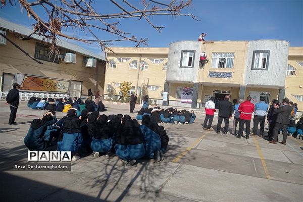 اجرای مانور پناهگیری ایمن و خروج اضطراری در دبیرستان شهید‌همت شهرستان شیروان