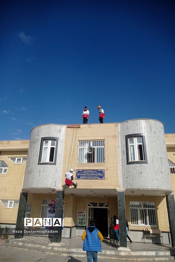 اجرای مانور پناهگیری ایمن و خروج اضطراری در دبیرستان شهید‌همت شهرستان شیروان